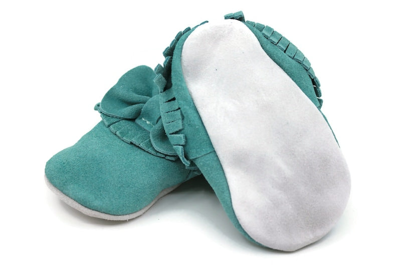 Chaussure de berceau en daim bleu sarcelle pour bébé et enfant en bas âge à semelle souple avec glands et nœud -Filles-